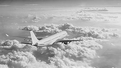 Flugzeug über den Wolken als Symbolbild für Luftfahrt