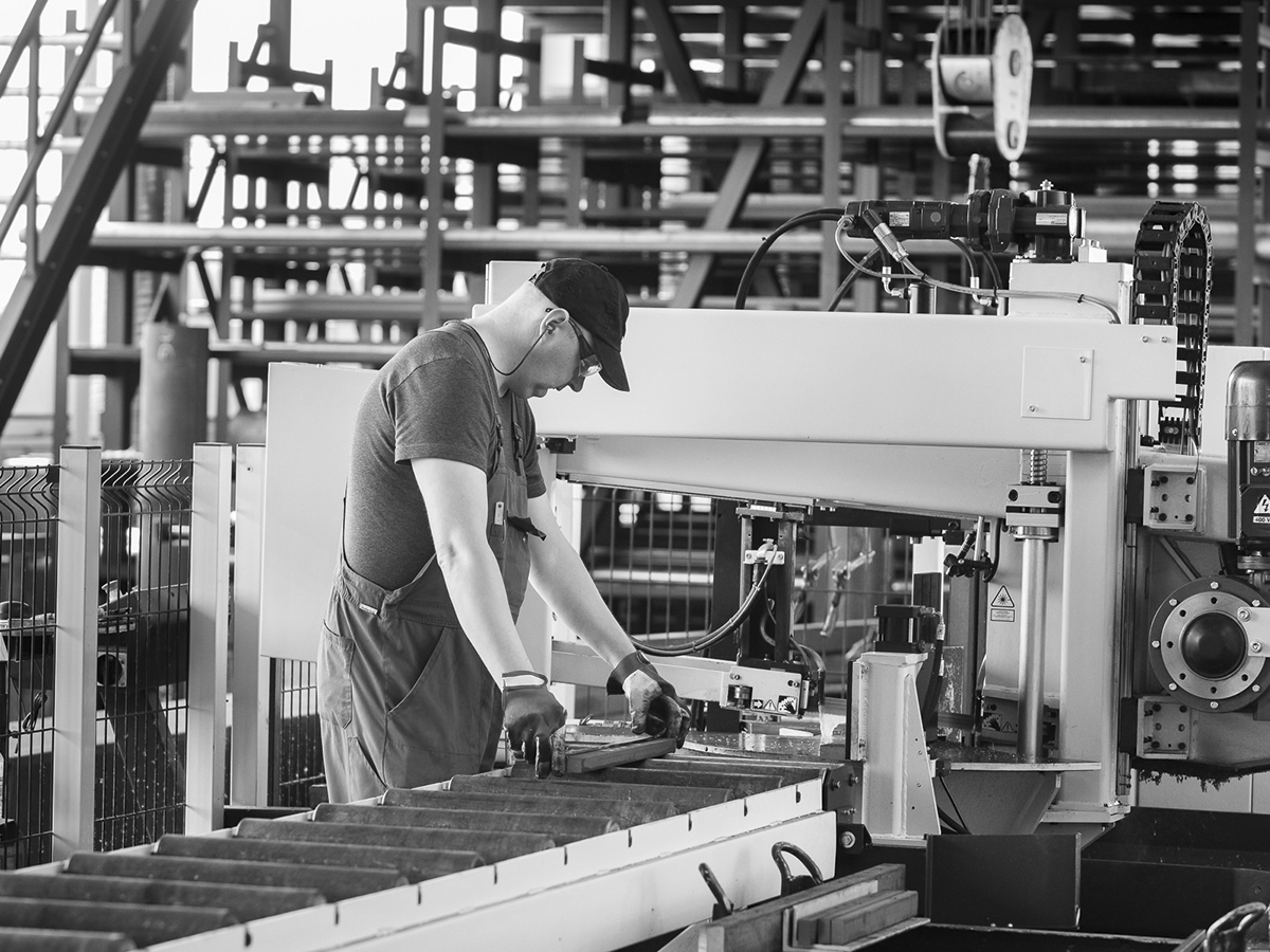 Mitarbeiter von Daetwyler Industries bei der Materialvorbereitung an einer Maschine